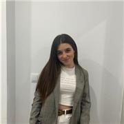 Chica joven, dispuesta a cuidar de niños y ayudarles con deberes y tareas del colegio